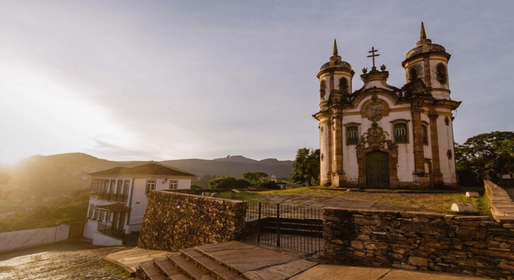 qual a distância de Tiradentes a Ouro Preto