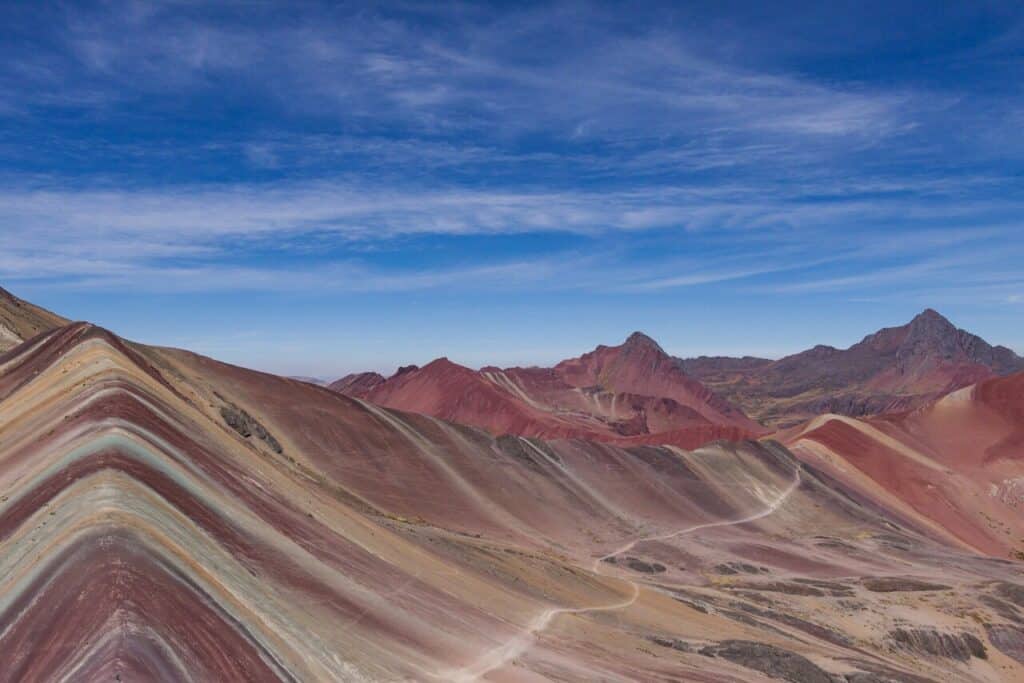 A Montanha Arco-Íris, no Peru, com suas cores fulgurantes e paisagens deslumbrantes, atrai viajantes de todo o mundo