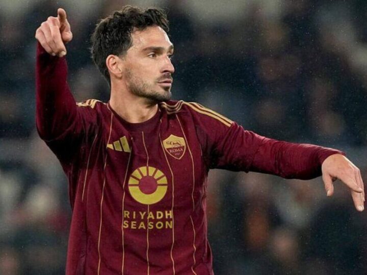 O jogador do clube de futebol Roma, Mats Hummels, termina a sua carreira de jogador