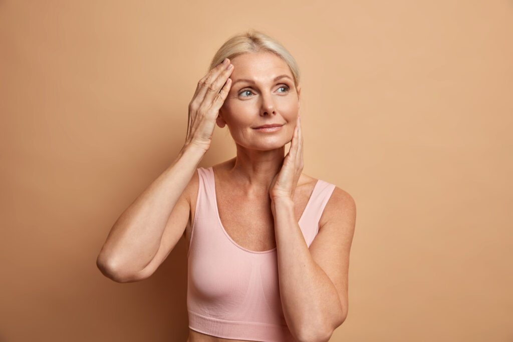 Rejuvenescimento facial aos 50 anos: como recuperar a firmeza e a textura da pele madura