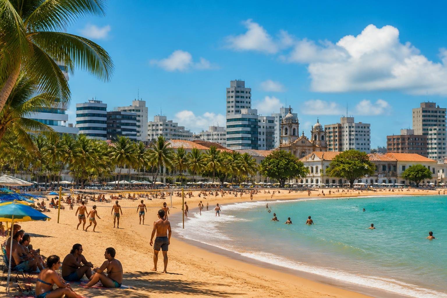 Praia de João Pessoa com areia dourada, mar azul, pessoas aproveitando o dia, coqueiros e prédios ao fundo.